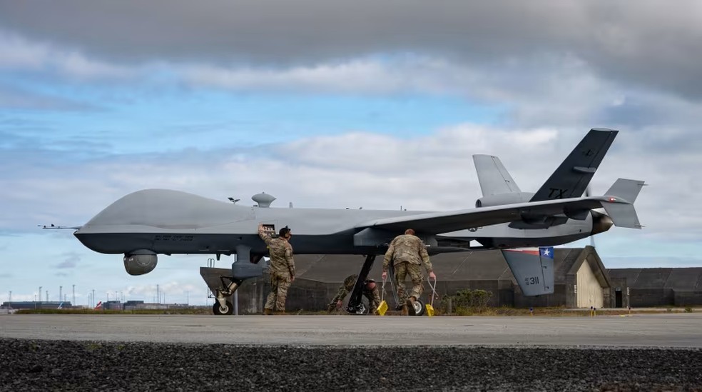 Militares da Guarda Aérea Nacional do Texas inspecionam um drone MQ-9 Reaper na Base Aérea de Keflavik, na Islândia — Foto: Divulgação / Força Aérea dos EUA
