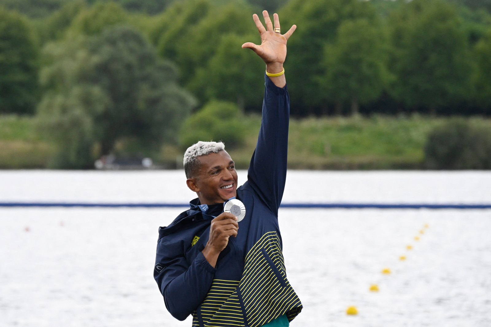 Isaquias Queiroz conquistou a medalha de prata na canoagem masculina das Olimpíadas de Paris 2024 — Foto: Olivier MORIN / AFP