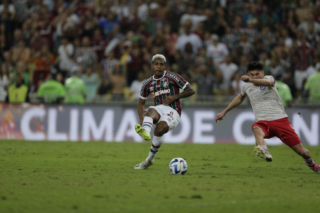John Kennedy chuta para marcar pelo Fluminense — Foto: Alexandre Cassiano / Agência O Globo