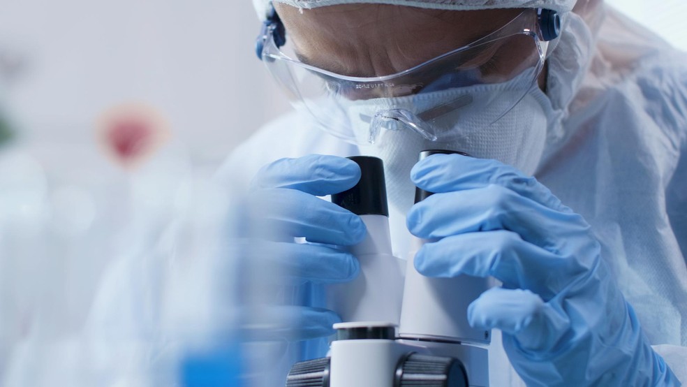 Uma das causas para Alzheimer pode ser originada da variante genética APOE4 — Foto: Freepik