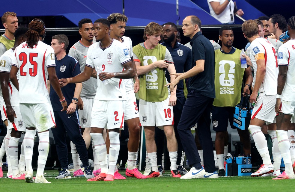 Thomas Tuchel, treinador da Inglaterra, conversa com os seus jogadores durante a pausa para hidratação — Foto: Richard Pelham/Getty Images/AFP