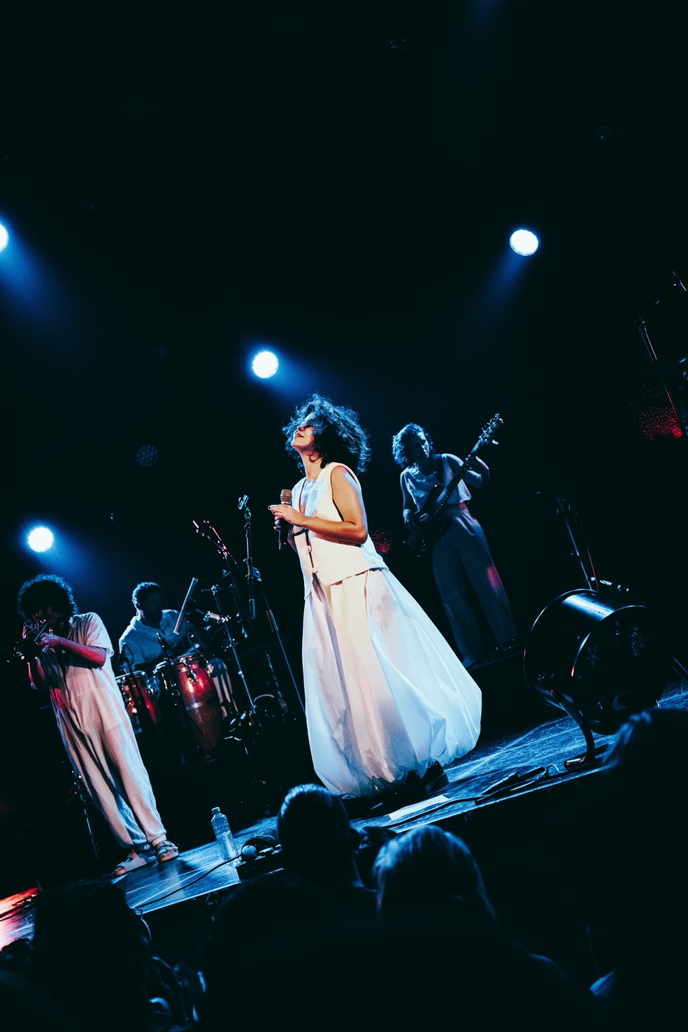 Mari Froes em show em Amsterdã: 'estava estudando para me tornar uma diplomata um dia, já que gosto muito de línguas e de relações internacionais' — Foto: Jools Bosman / Divulgação
