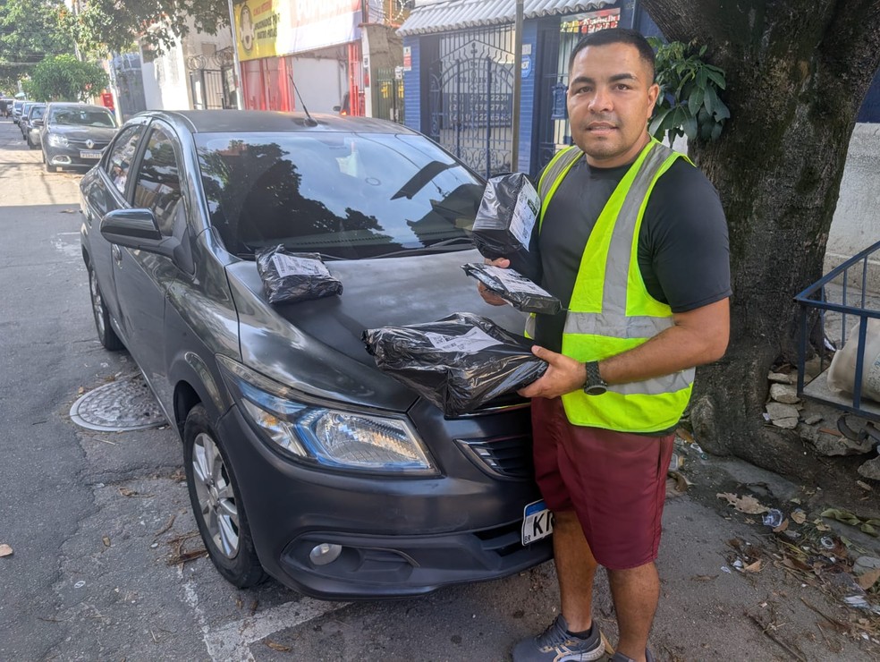 O vigilante Hugo Silva, que faz entregas com seu seminovo na Zona Norte do Rio — Foto: Paulo Renato Nepomuceno/Agência O Globo