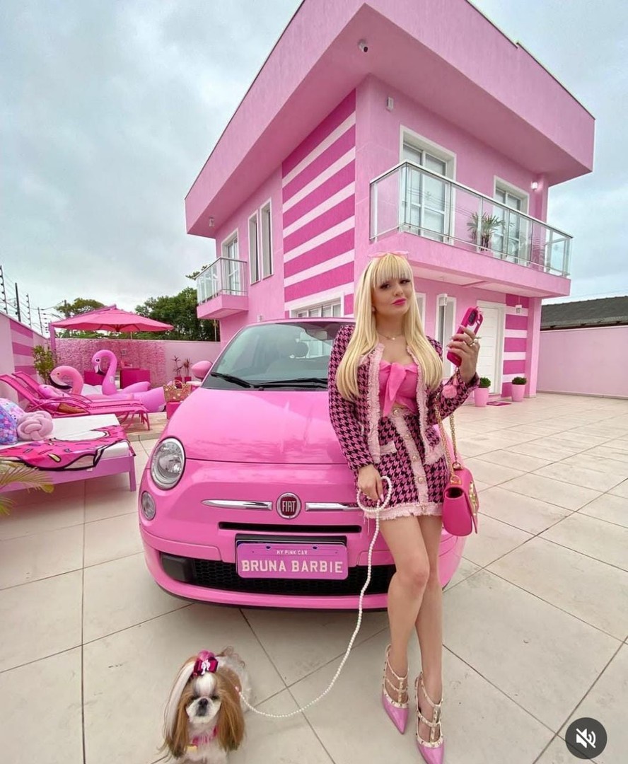 Barbie do Parana cria casa rosa igual a da boneca Decidi ser uma pati da vida real