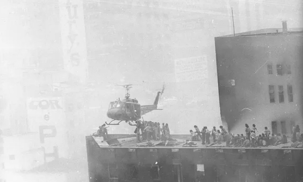 Edifício Joelma: Helicóptero perto do topo do prédio — Foto: Arquivo/Agência O GLOBO