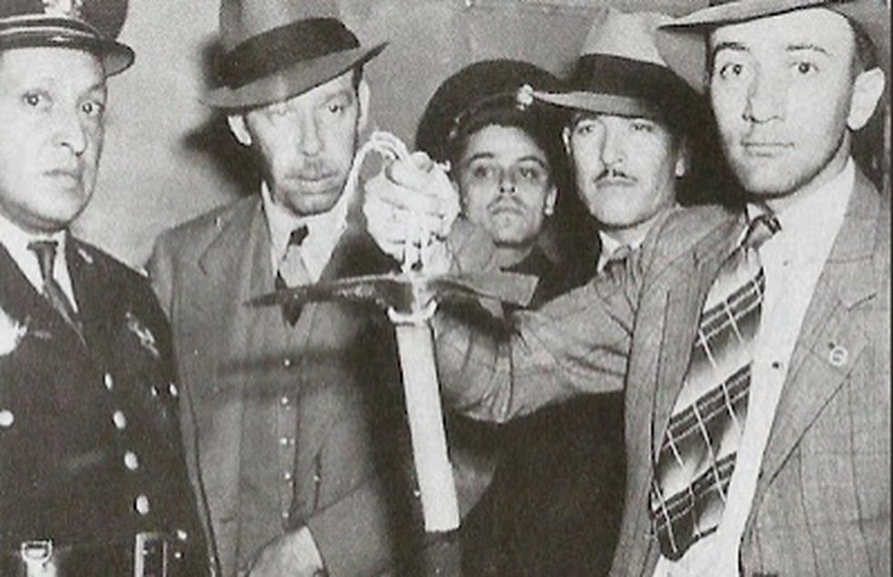 Investigador mostra picareta usada para matar Trotsky — Foto: Reprodução