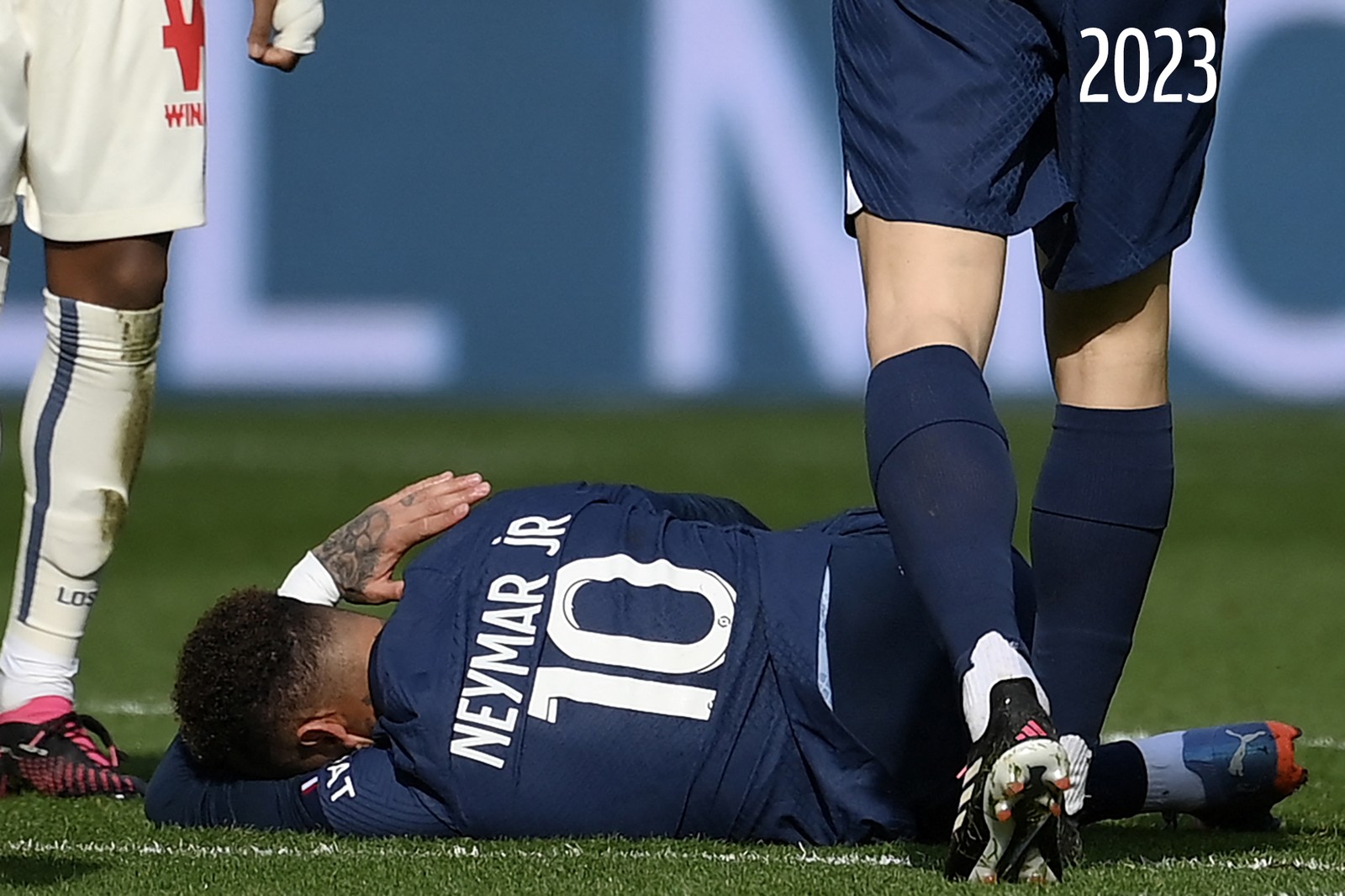 Neymar sofre grave lesão contra o Lille. A cirurgia nos ligamentos do tornozelo e pode afastá-lo por até 4 meses — Foto: FRANCK FIFE/AFP