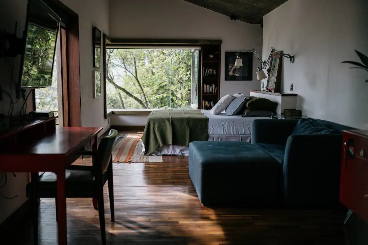 Mais um quarto da mansão de Caio Blat — Foto: Reprodução/Airbnb