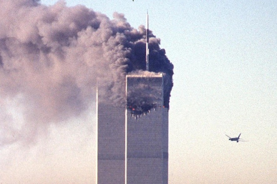 Um avião comercial sequestrado se aproxima do World Trade Center pouco antes de colidir contra o icônico arranha-céu em 11 de setembro de 2001, em Nova York