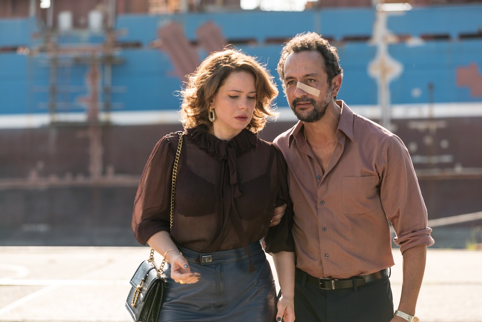 Leandra Leal e Irandhir Santos em cena de 'Os enforcados', longa de Fernando Coimbra — Foto: Helena Barreto/Divulgação