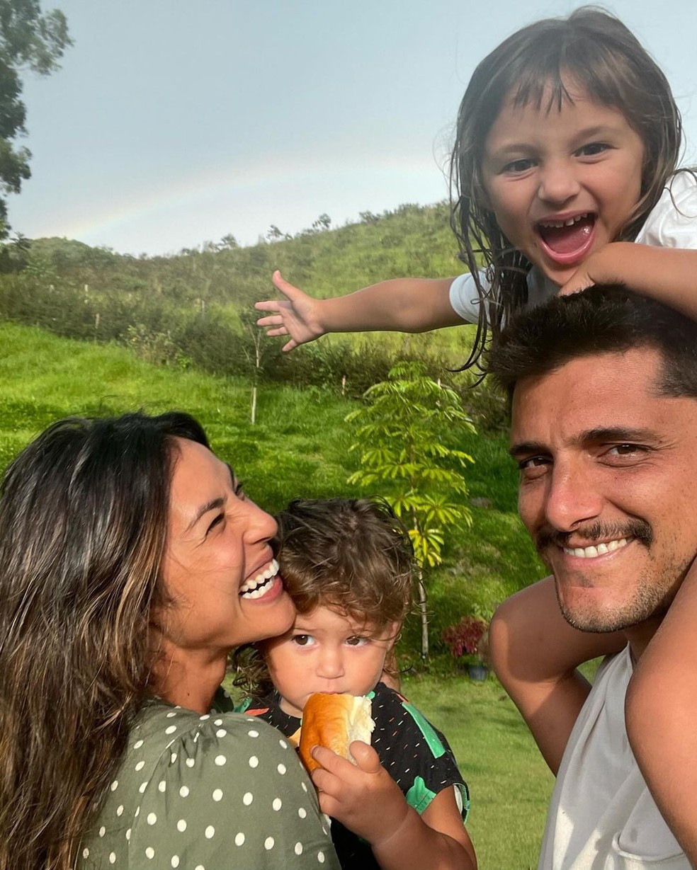 Yanna Lavigne e Bruno Gissoni com as filhas — Foto: Reprodução Instagram