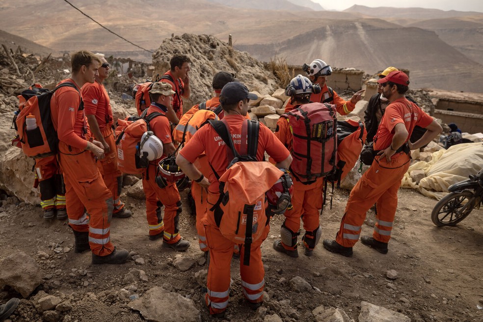 Equipe de resgate britânica busca por sobreviventes do terremoto que atingiu o Marrocos — Foto: Fadel Senna / AFP