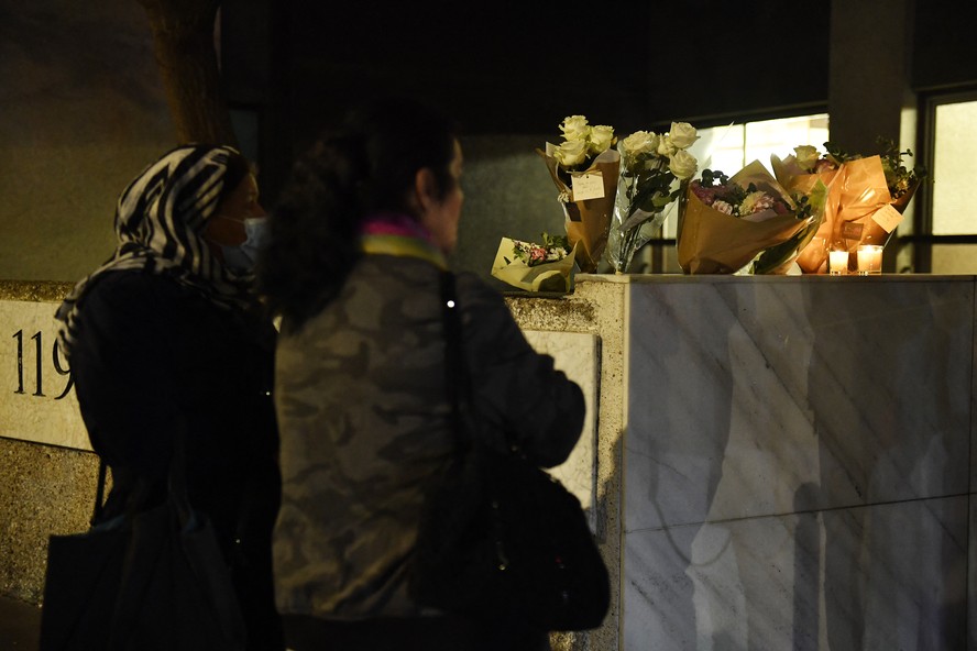Mulheres prestam homenagem à estudante de 12 anos que foi encontrada morta um dia antes num baú em Paris