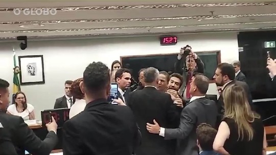 Janones e oposicionista trocam empurrões em sessão da Câmara; veja o vídeo