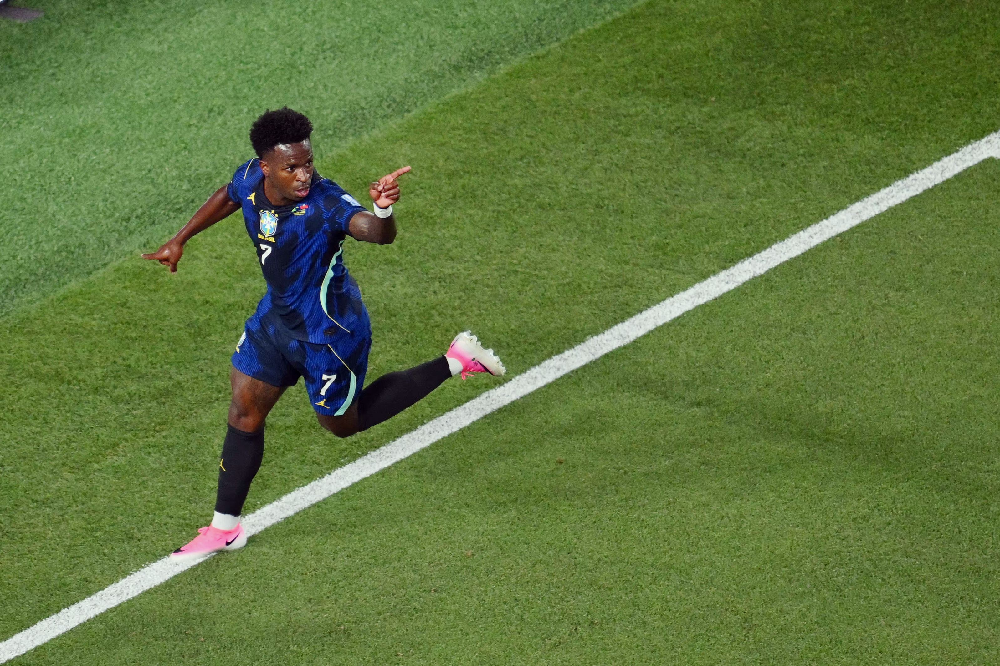 Vini Jr. brilha em nova posição e dá mais opções a Ancelotti na Copa: 'Ali sempre marco gols'