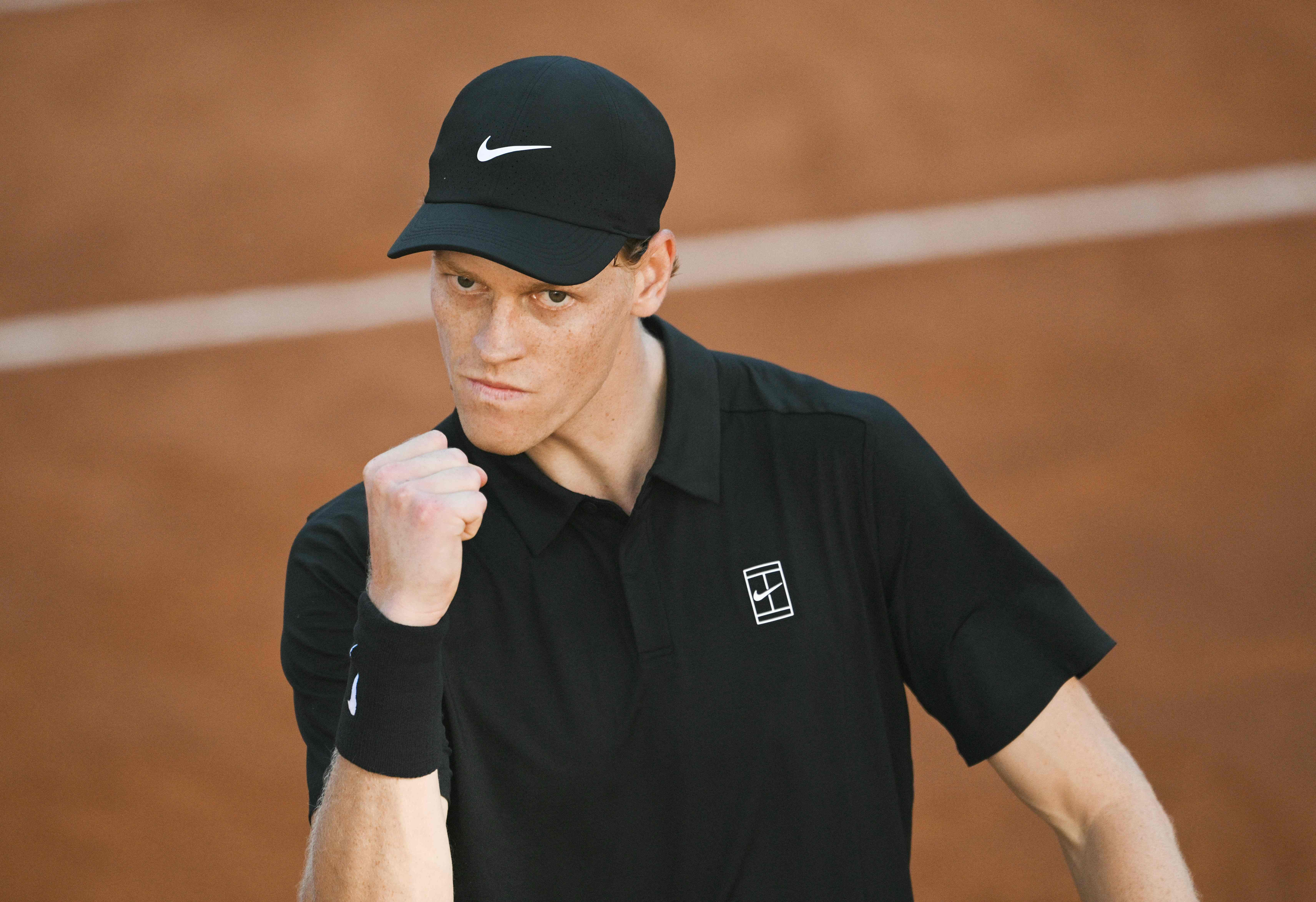 Número 1 do mundo, Sinner domina o circuito sem Alcaraz e busca Career Slam com título inédito de Roland Garros