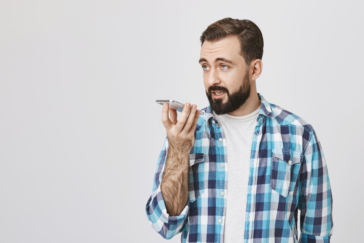 Homens com voz grave são mais atraentes? Veja os exercícios que eles estão fazendo nas trends para alterar o tom da fala - QTU Questões do Universo