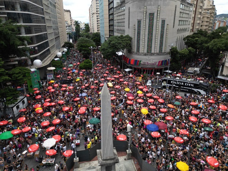 Entenda o projeto de aliado de Nikolas Ferreira que busca proibir crian&ccedil;as em blocos de carnaval em BH