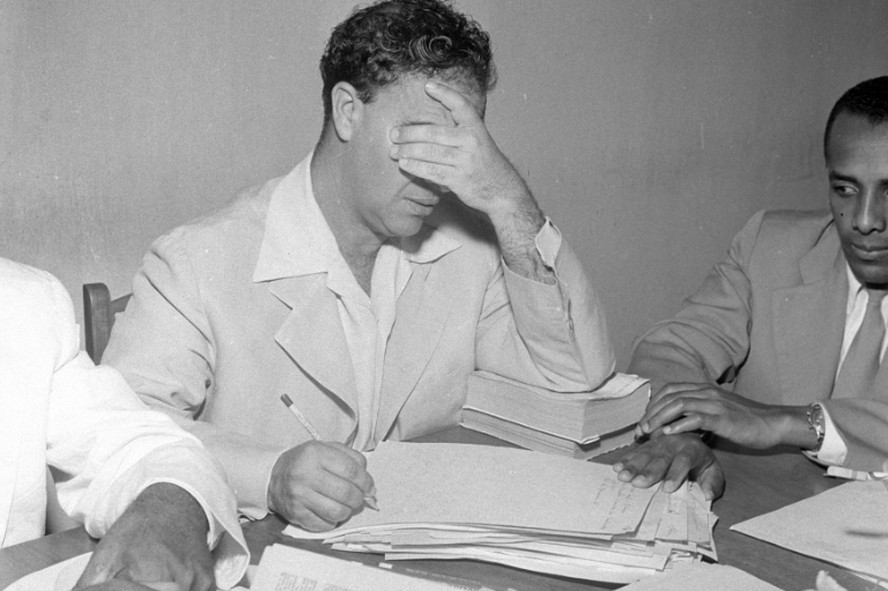 Chico Xavier psicografando uma mensagem na redação do GLOBO, em 1956
