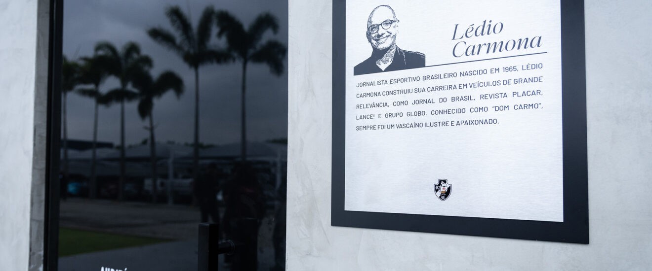 Vasco batiza sala de imprensa do CT em homenagem ao jornalista Ledio Carmona; veja vídeo