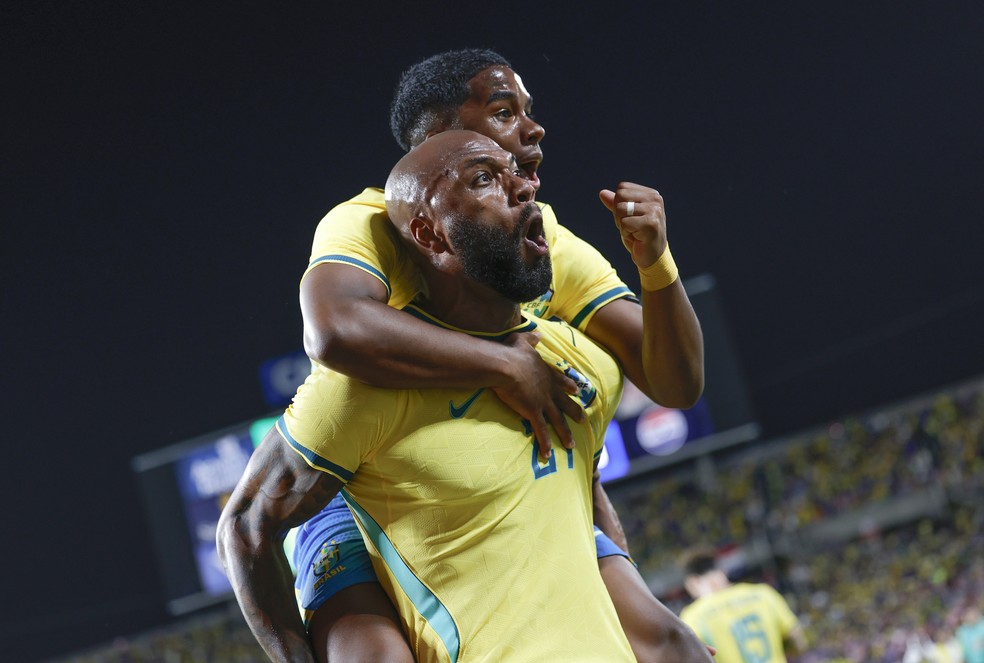 Igor Thiago recebe abraço de Endrick ao comemorar gol em Brasil x Croácia — Foto: Rafael Ribeiro / CBF