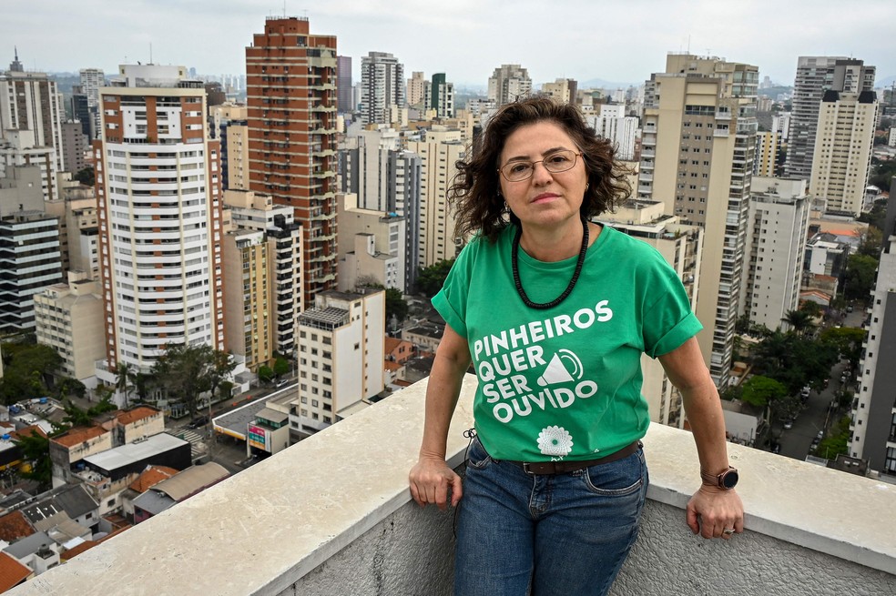Rosanne Brancatelli: moradora de Pinheiros há 20 anos, ela vive no único bloco de casas ainda de pé — Foto: Nelson Almeida/AFP