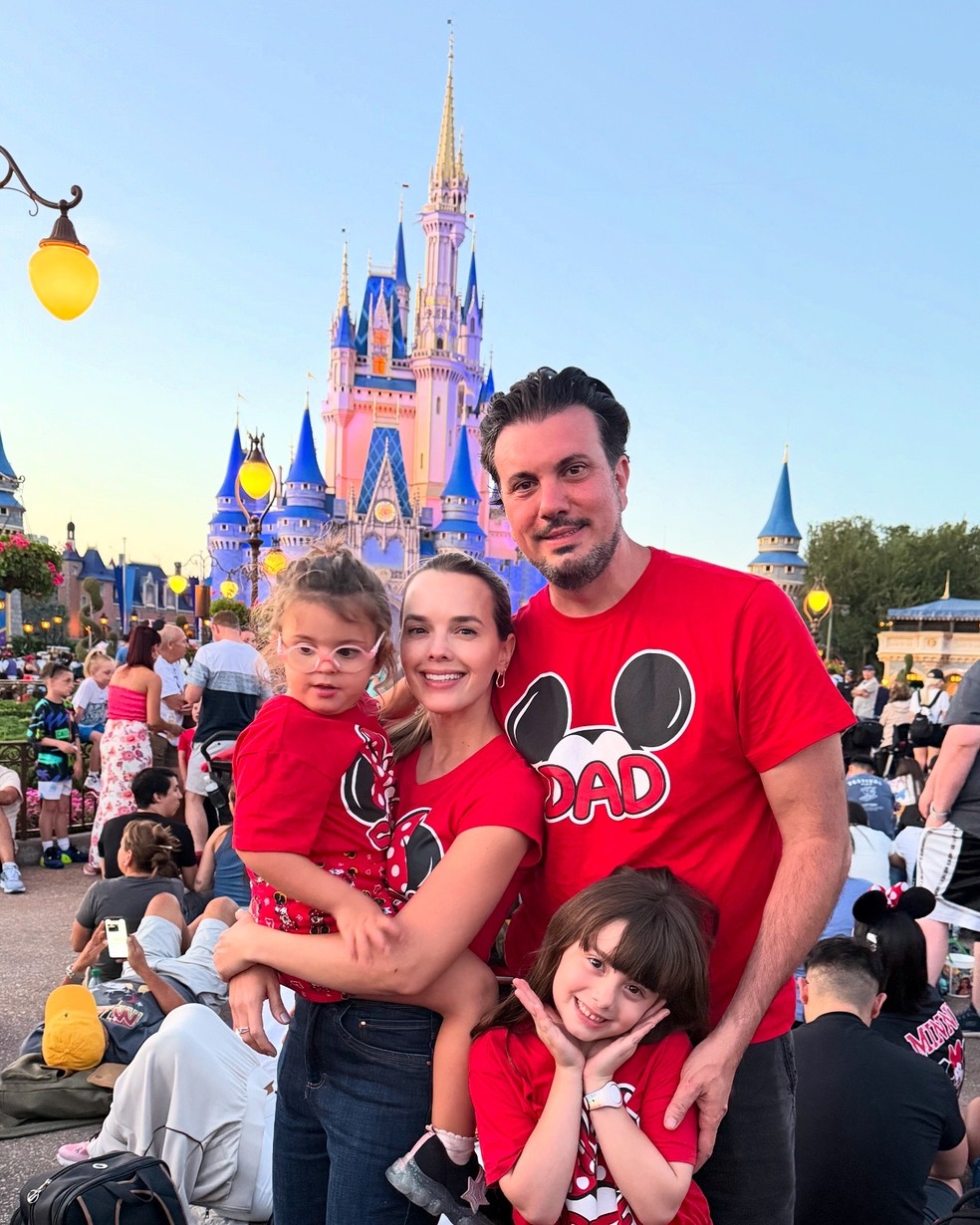 Thaeme curtiu dias de magia em Orlando com o marido e as filhas  — Foto: Reprodução Instagram