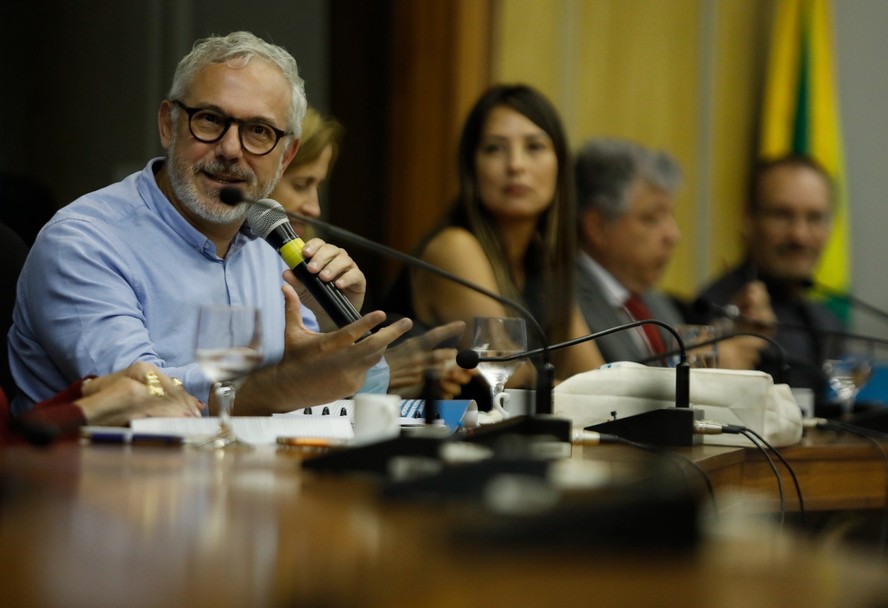 O professor João Alegria, secretário-geral da Fundação Roberto Marinho, discursa no lançamento do livro Educação Em Pauta