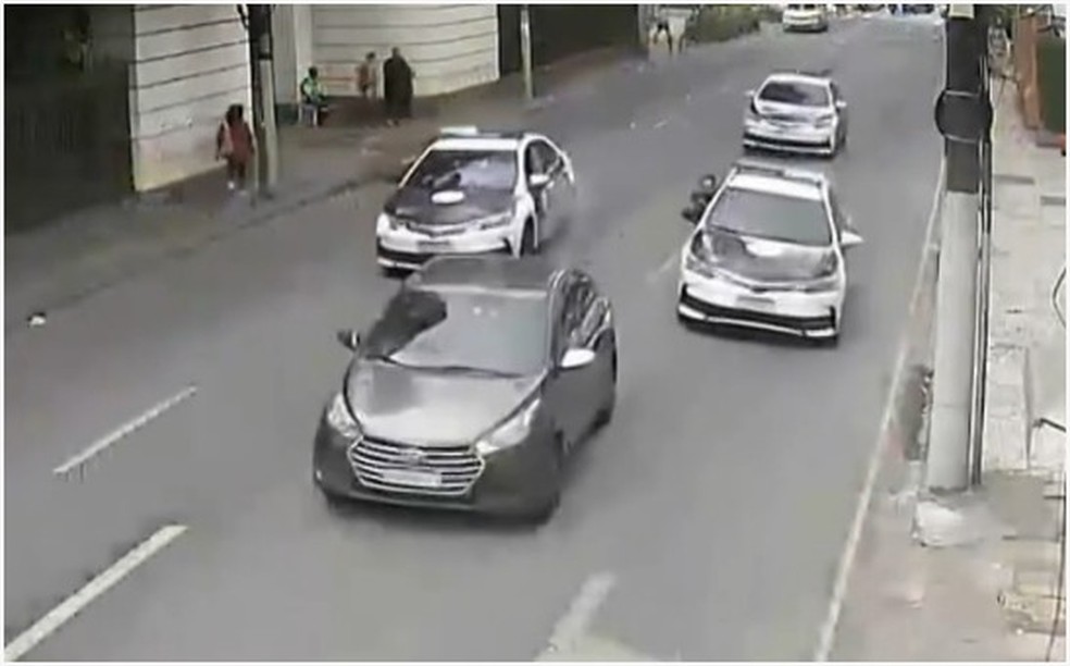 O carro suspeito é perseguido por viaturas da polícia civil — Foto: Reprodução/TV Globo