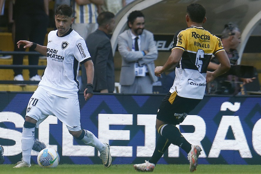 Botafogo sofre gol no fim do jogo e é derrotado pelo Criciúma