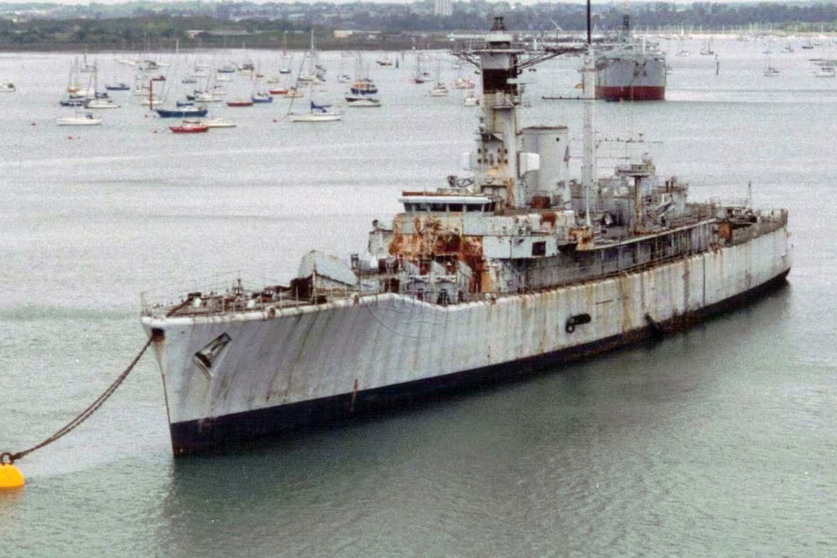 Navio de guerra britânico desativado há 30 anos foi afundado de propósito e se transformou em recife artificial; conheça