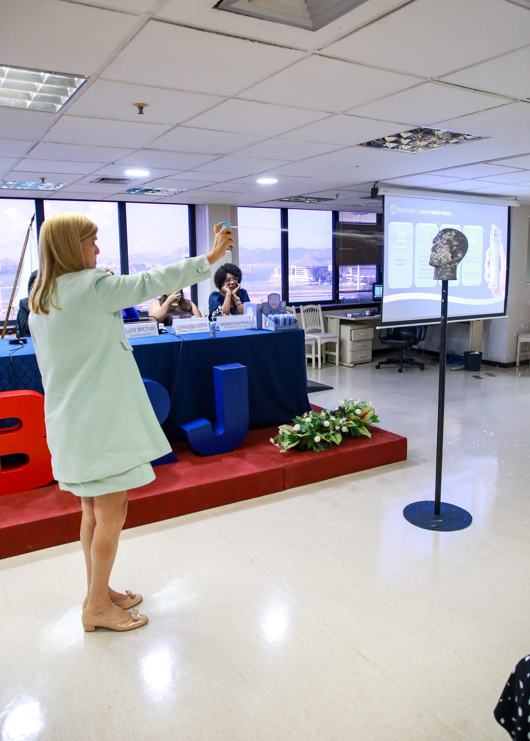 Com spray de pimenta e muay thai, OAB-RJ promove treinamento de autodefesa para advogadas