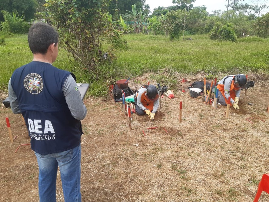Oficial brasileiro avalia civis colombianos em operação de desminagem humanitária na Colômbia