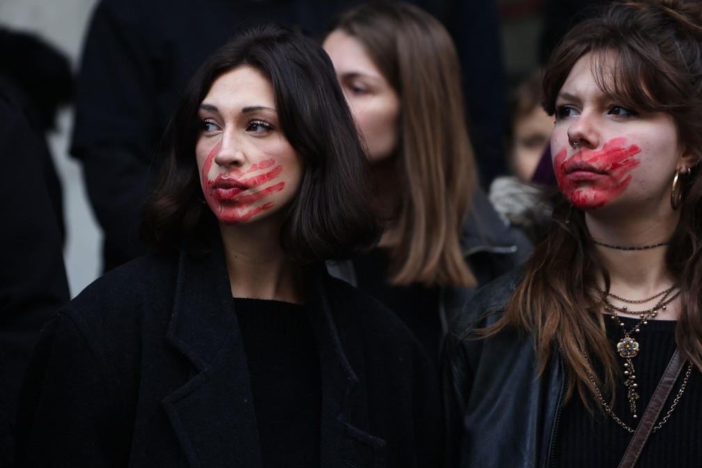 Mulheres pintam o rosto em protesto à violência contra a mulher, em Bordeaux (França) — Foto: Thibaud Moritz/AFP