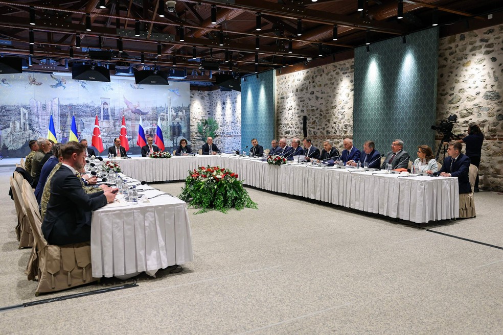 Negociadores de Ucrânia e Rússia participam de primeira tratativa oficial desde 2022 — Foto: Ministério das Relações Exteriores da Turquia via AFP