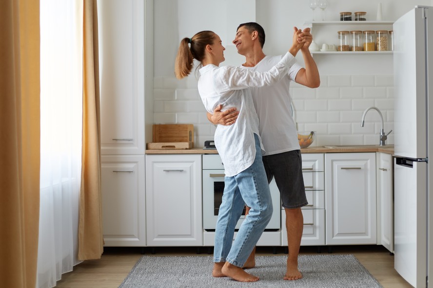 Casal dança feliz na cozinha