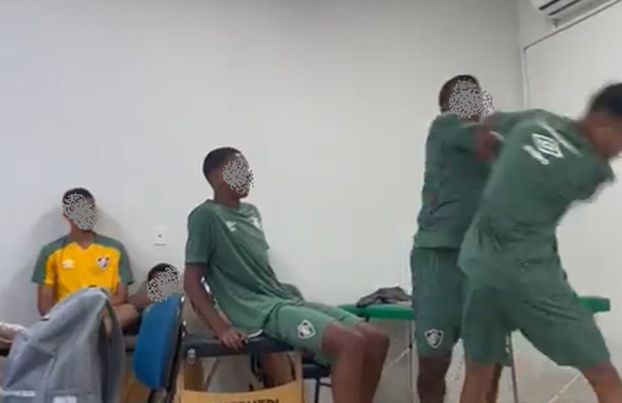 Vídeo de atleta do Fluminense acertando soco em companheiro viraliza