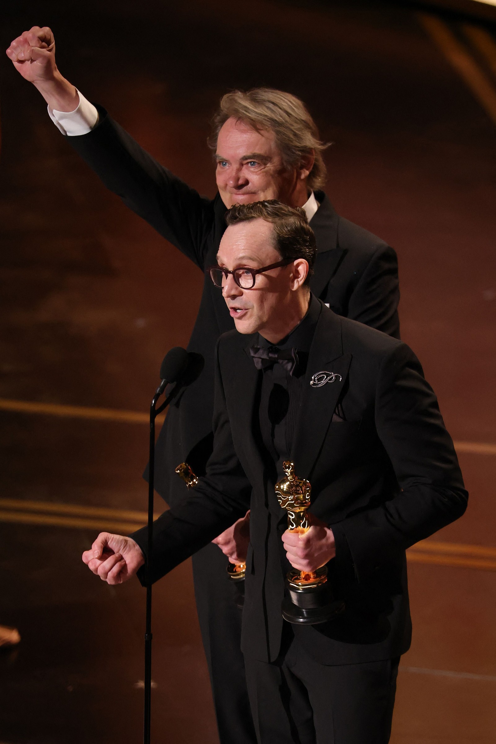 Maciek Szczerbowski e Chris Lavis aceitam o prêmio de Melhor Curta-Metragem de Animação por "A Garota Que Chorava Pérolas". — Foto: KEVIN WINTER