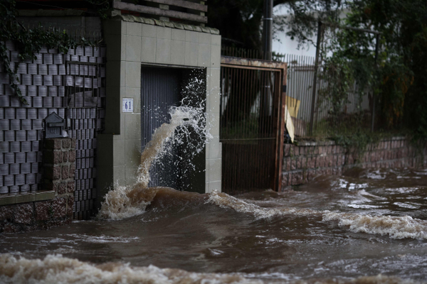 As enchentes inundaram as ruas do bairro de Ipanema, em Porto Alegre, Rio Grande do Sul.