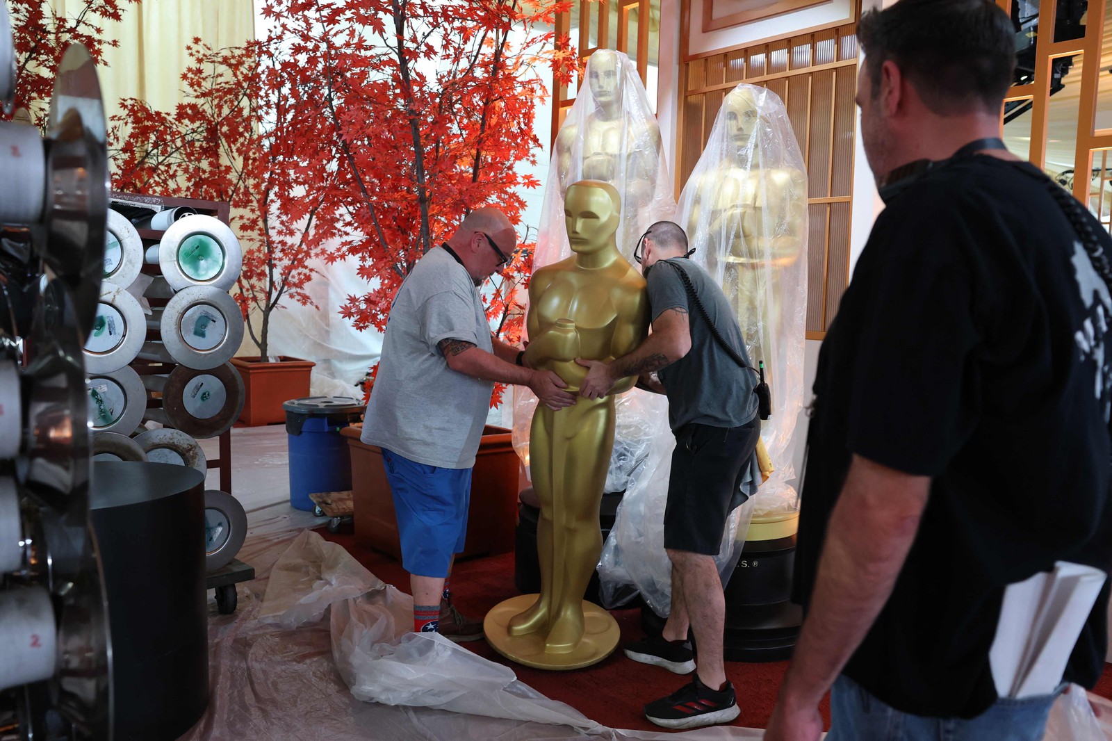 Réplica decorativa da estatueta carregada por funcionários — Foto: ANGELA WEISS / AFP