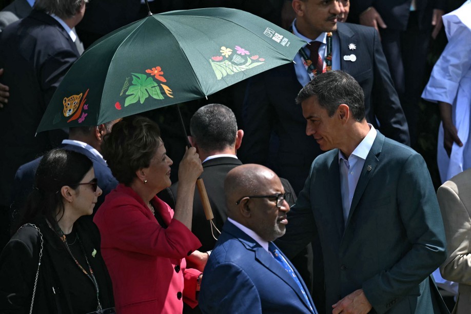 Dilma Rousseff, former president of Brazil and current head of Blix Bank, talks with Spanish Prime Minister Pedro Sánchez during a family photo at COP30 — Photo: Mauro PIMENTEL / AFP