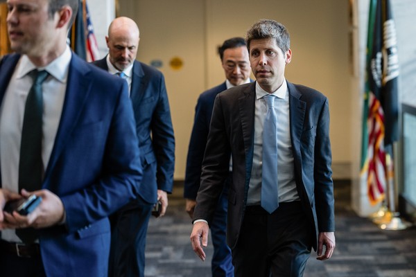 Sam Altman, CEO e cofundador da OpenAI, deixou o Congresso americano após uma reunião com a senadora Maria Cantwell, democrata do estado de Washington, na quarta-feira — Foto: Bloomberg