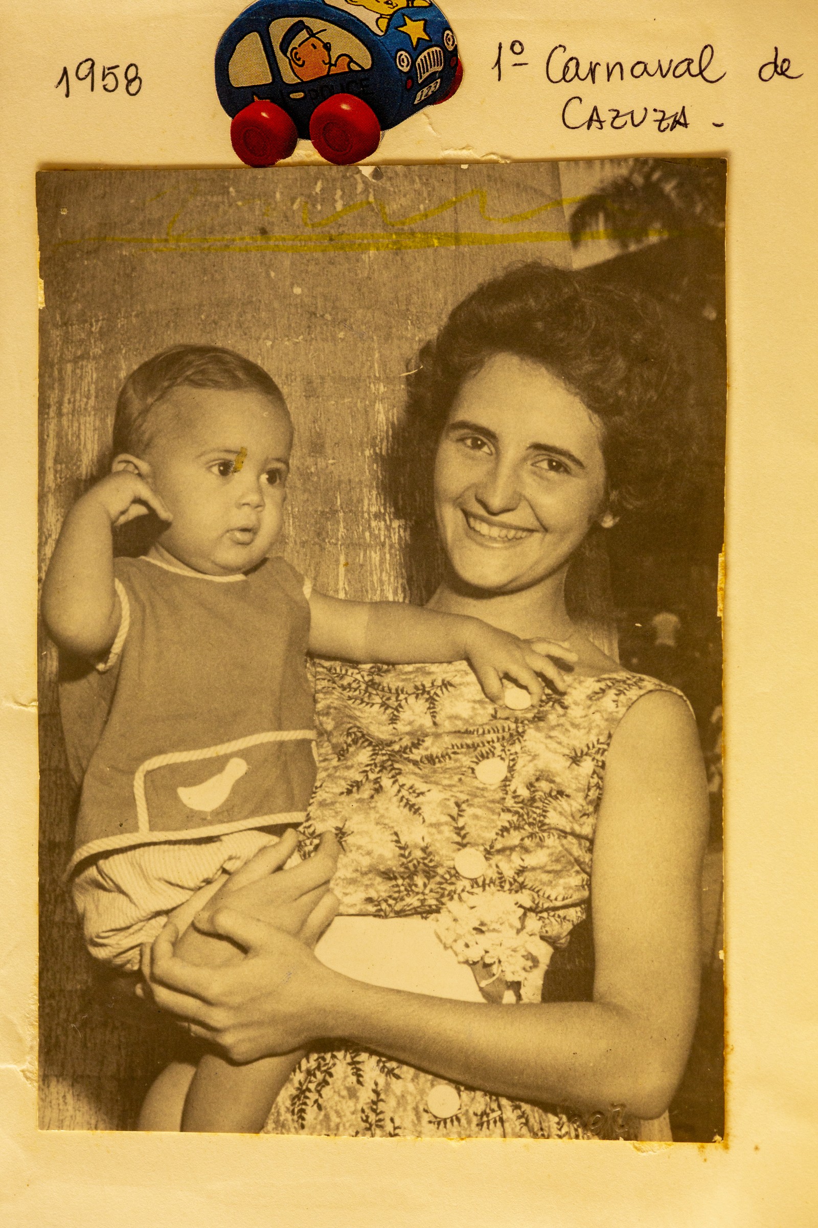 Cazuza em 1958, ano em que nasceu, em seu primeiro carnaval, no colo da mãe, em Vassouras, no interior do Rio de Janeiro — Foto: Reprodução/Acervo Lucinha Araujo