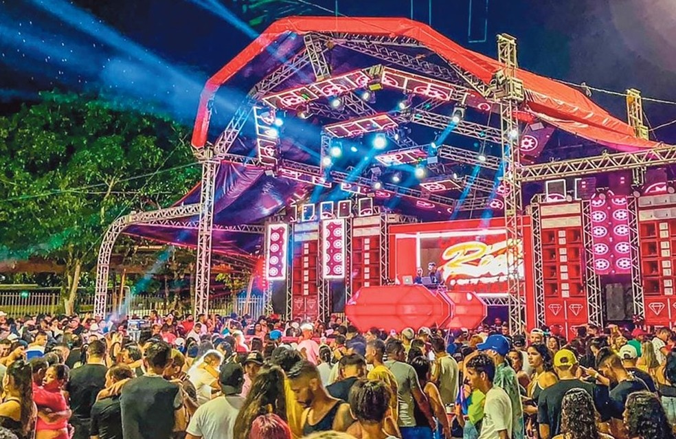 A festa de aparelhagem Rubi, uma das mais tradicionais no Pará: DJ no centro e no alto de estrutura — Foto: Divulgação