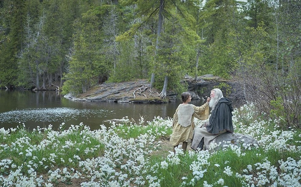 Sofia Galasso e David Bradley em cena de “Frankenstein” de Guillermo del Toro — Foto: Divulgação/Ken Woroner/Netflix