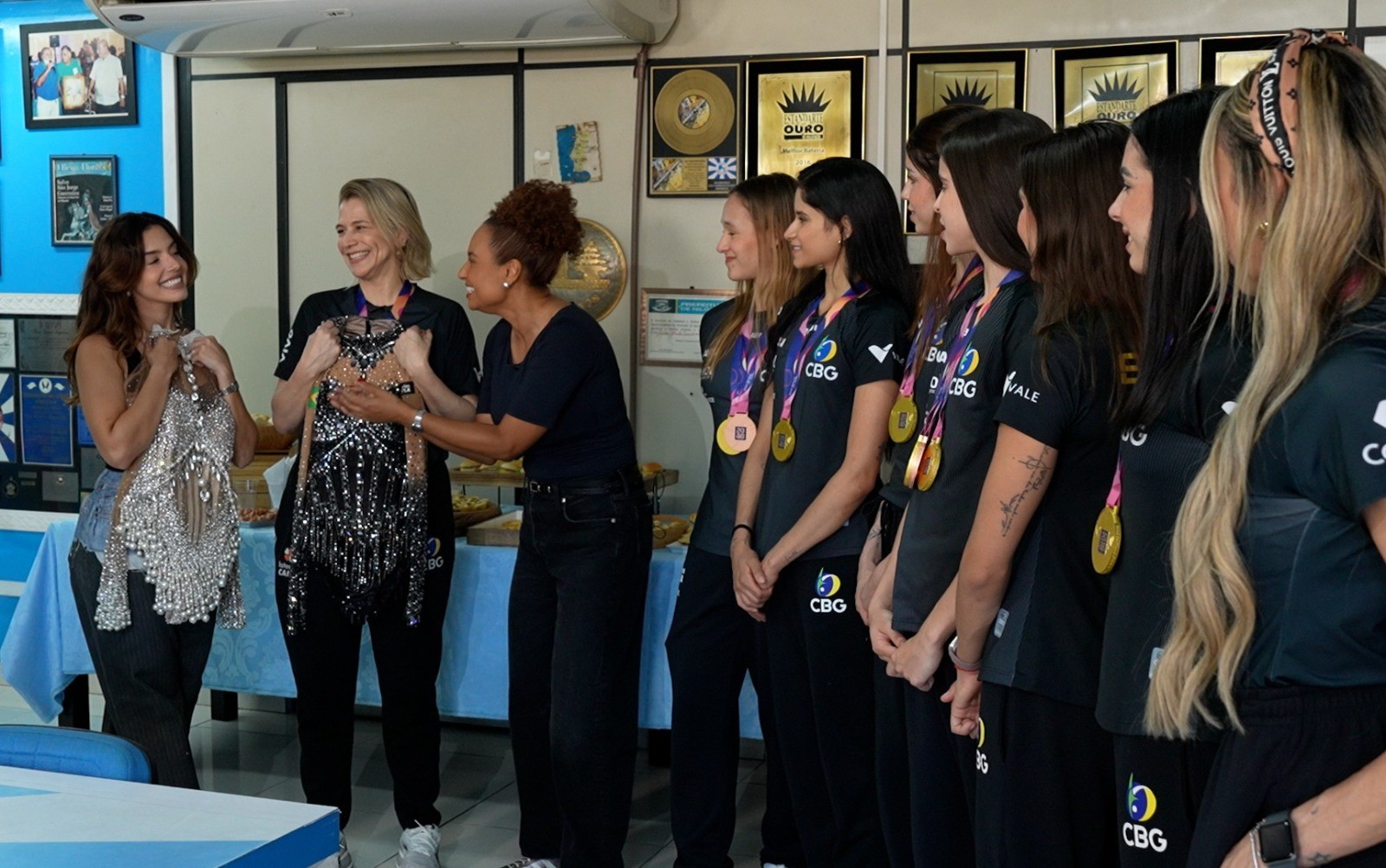 Campeãs mundiais da ginástica rítmica e a atriz Giovanna Lancellotti se encontram na Cidade do Samba - QTU Questões do Universo