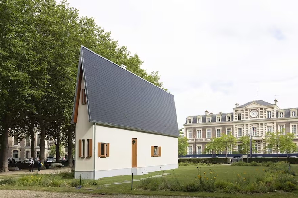 A casa mais estreita do mundo tem 1,3 metro de largura está localizada na Normandia — Foto: Estudio Erwin Wurm/Divulgação