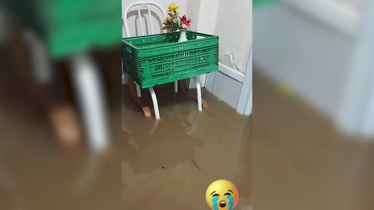 Chuvas no RS: mulher relata drama enquanto nível da água sobe e obriga família a subir no telhado: 'mandem resgate'