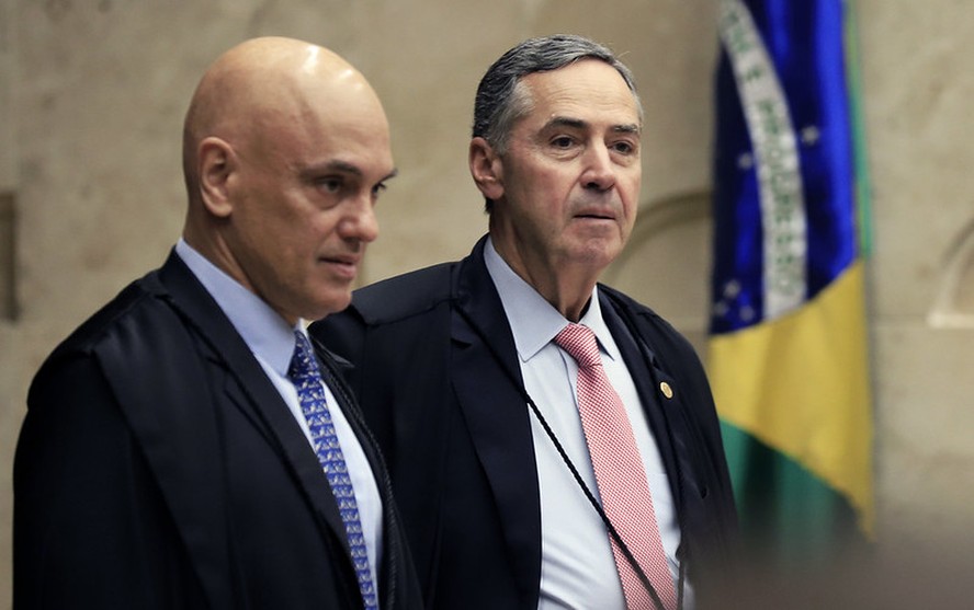 Os ministros Alexandre de Moraes e Luís Roberto Barroso, durante sessão do STF