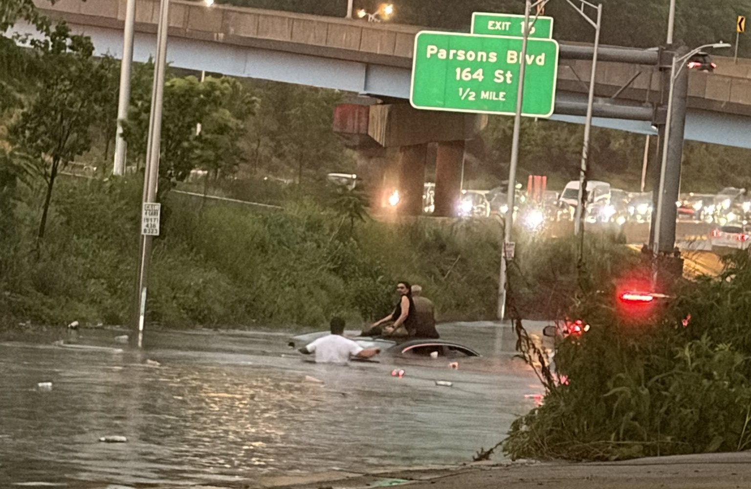 Temporal em Nova York deixa carros submersos e paralisa linhas de metrô